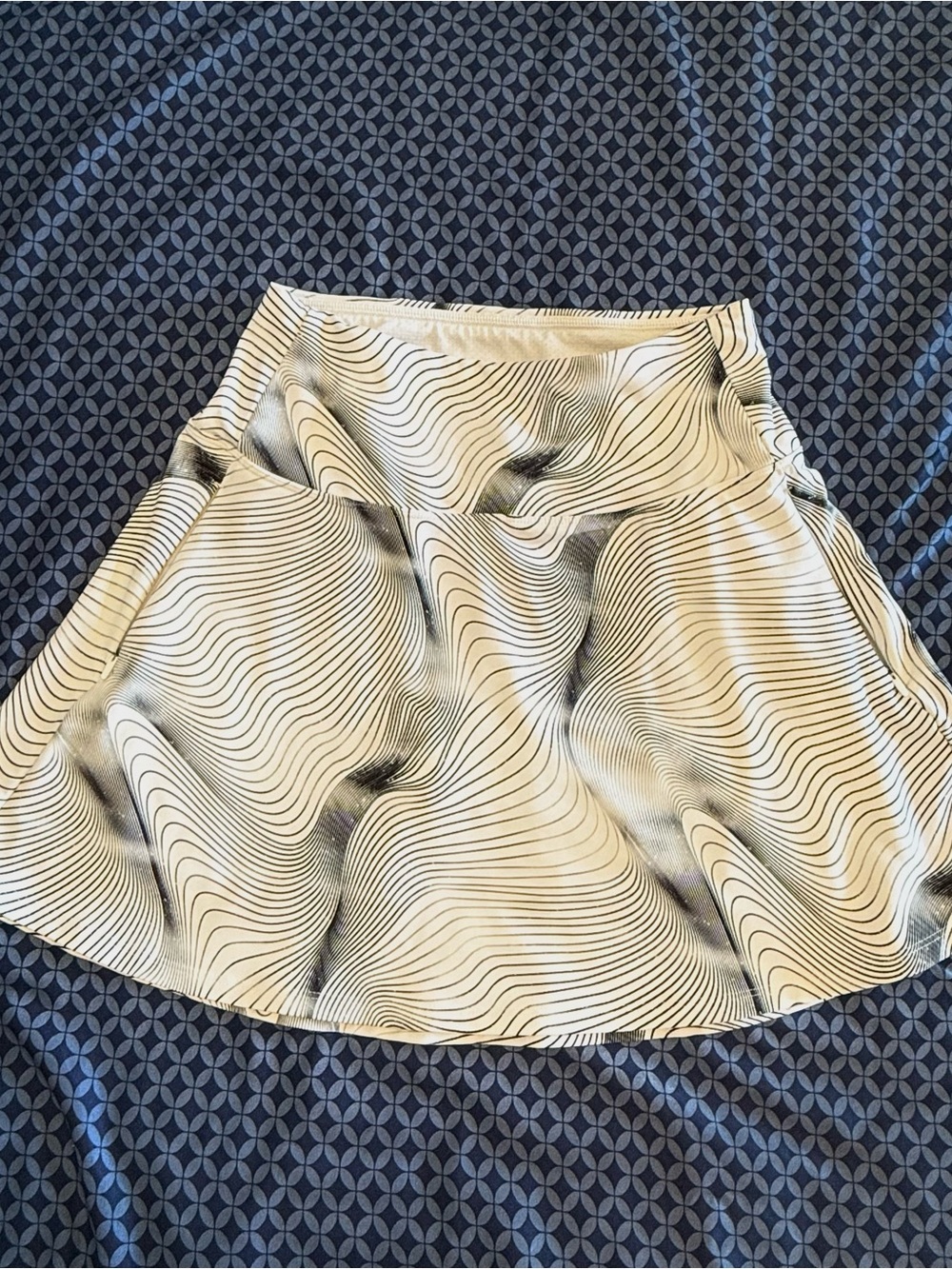Calia Black and White Wavy-Print Athletic Skirt. Size Small